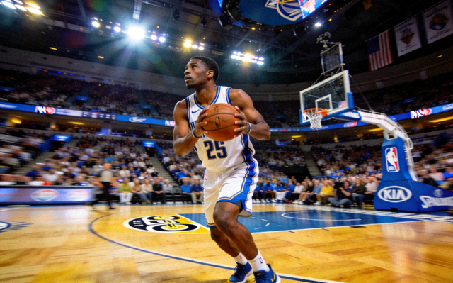 NBA 球馆内球员在罚球线附近持球进攻